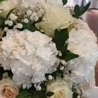 Gros plan de fleurs fraîches réalisée par MC Maison des Créations, fleuriste à Beuvrages