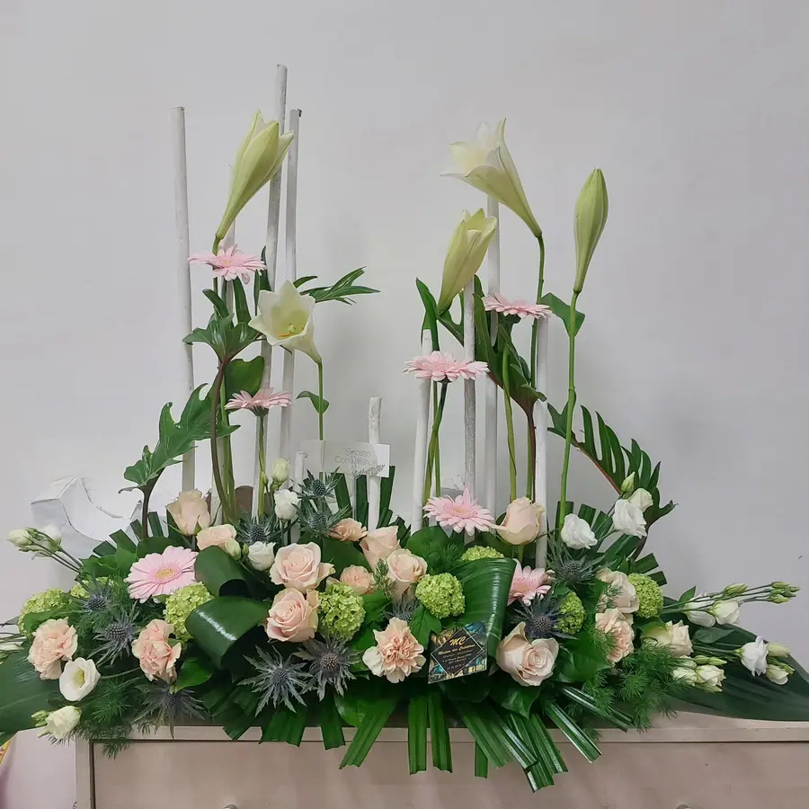Bouquet et composition florale réalisée par MC Maison des Créations, fleuriste à Beuvrages