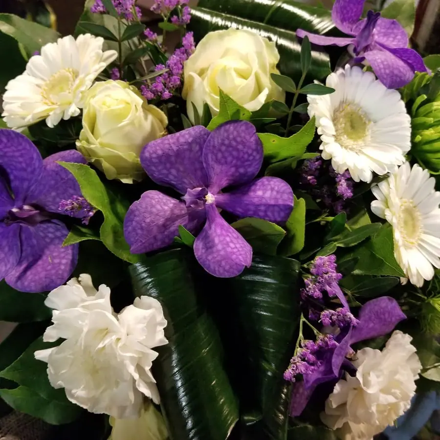 Bouquet et composition florale réalisée par MC Maison des Créations, fleuriste à Beuvrages