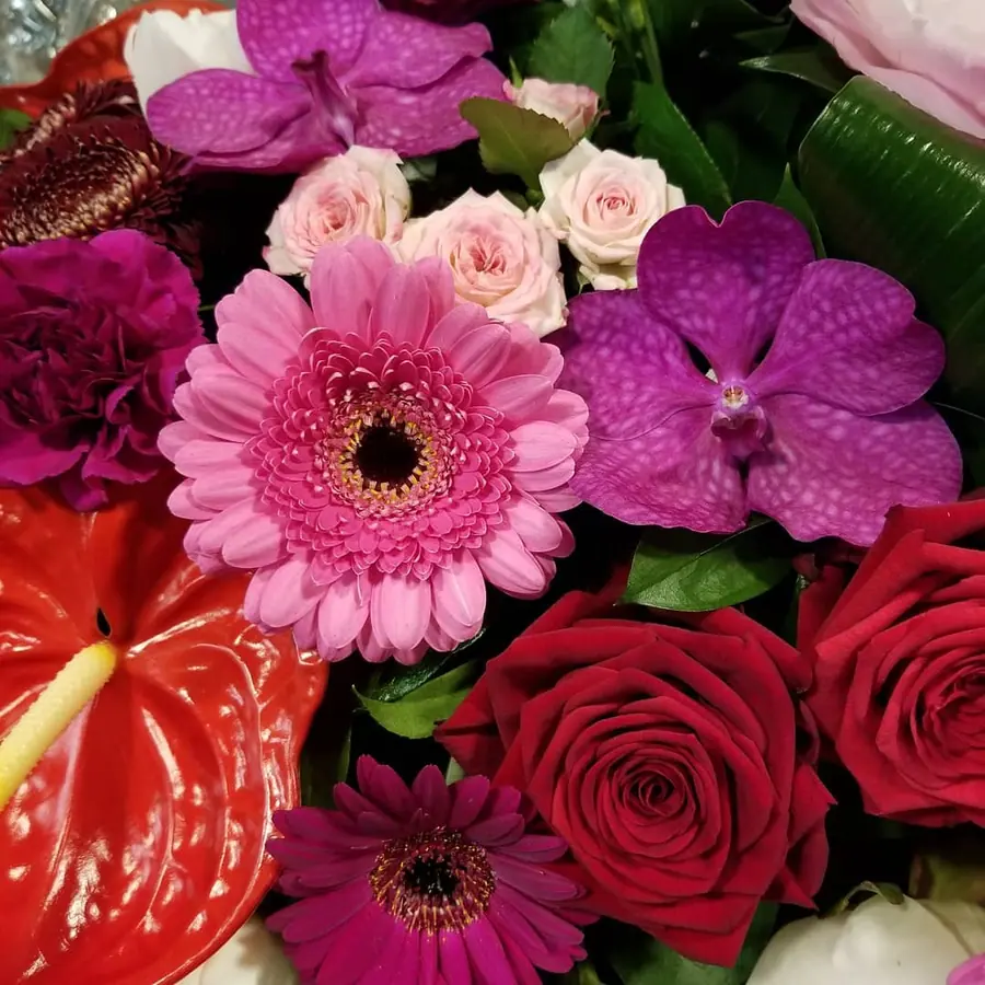 Bouquet et composition florale réalisée par MC Maison des Créations, fleuriste à Beuvrages