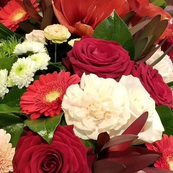 Bouquet et composition florale réalisée par MC Maison des Créations, fleuriste à Beuvrages