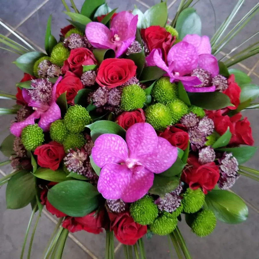 Bouquet et composition florale réalisée par MC Maison des Créations, fleuriste à Beuvrages