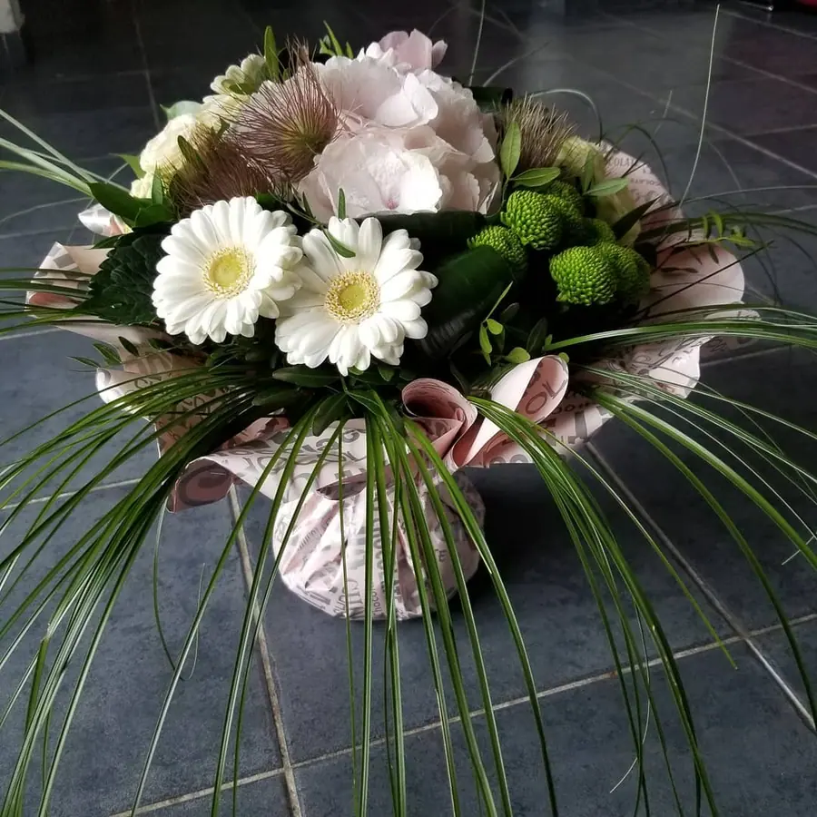 Bouquet et composition florale réalisée par MC Maison des Créations, fleuriste à Beuvrages