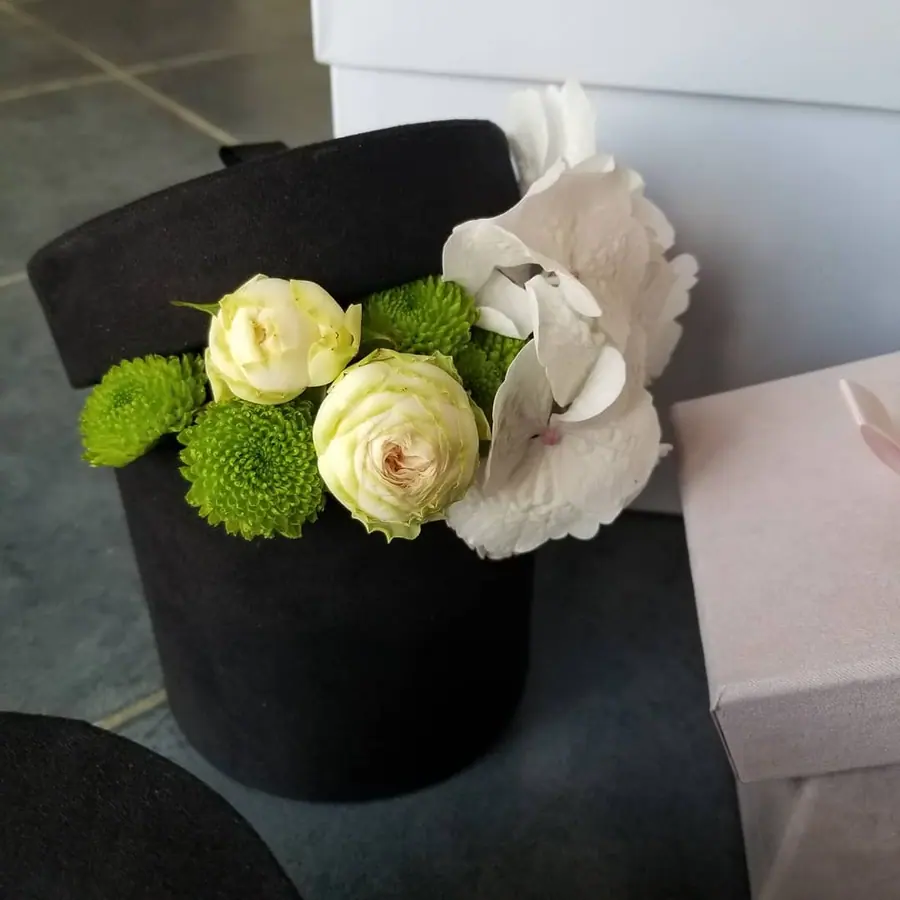 Bouquet et composition florale réalisée par MC Maison des Créations, fleuriste à Beuvrages