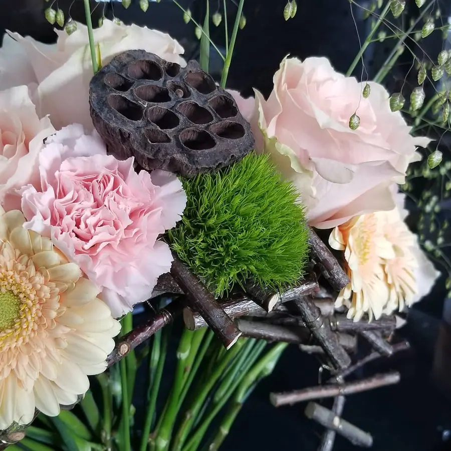 Bouquet et composition florale réalisée par MC Maison des Créations, fleuriste à Beuvrages
