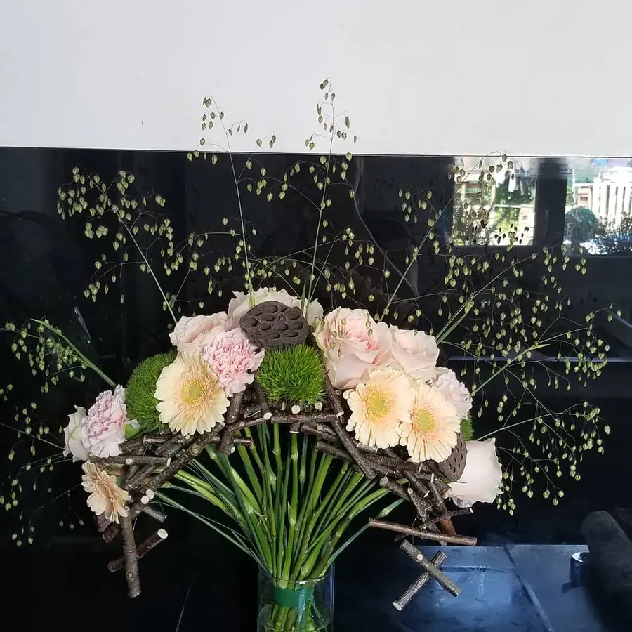 Bouquet et composition florale réalisée par MC Maison des Créations, fleuriste à Beuvrages