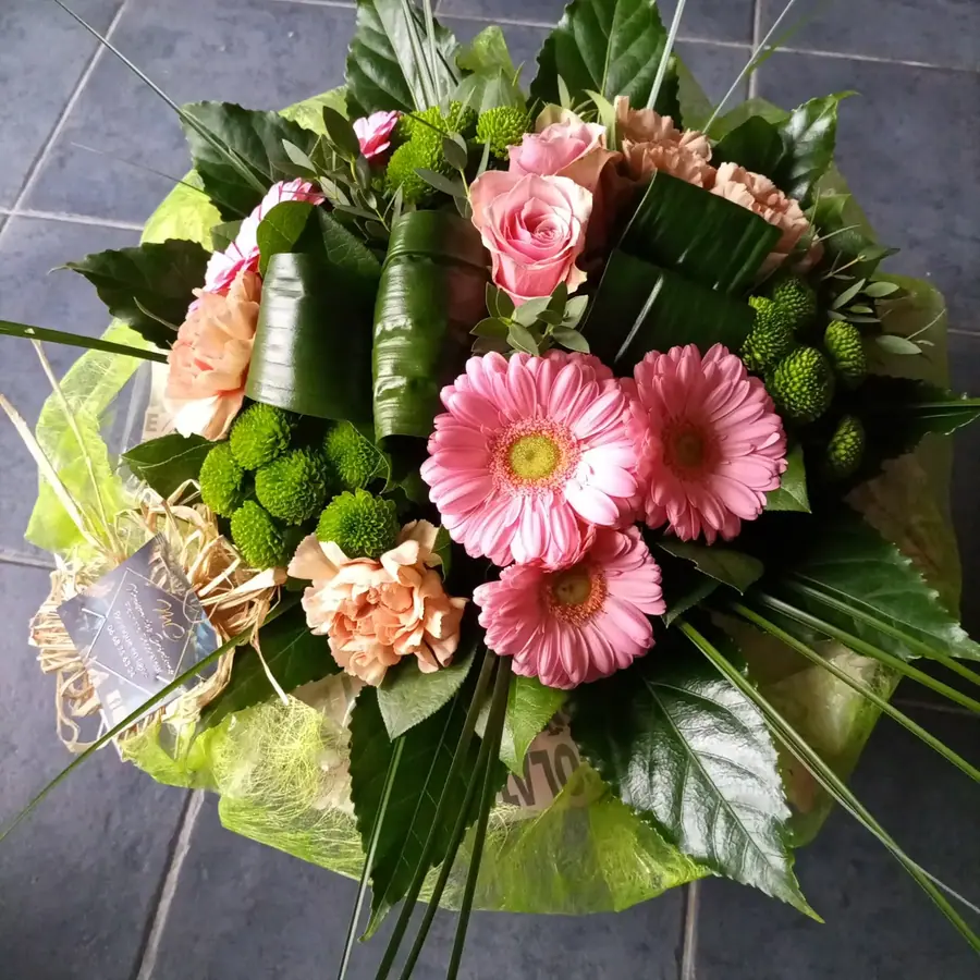 Bouquet et composition florale réalisée par MC Maison des Créations, fleuriste à Beuvrages