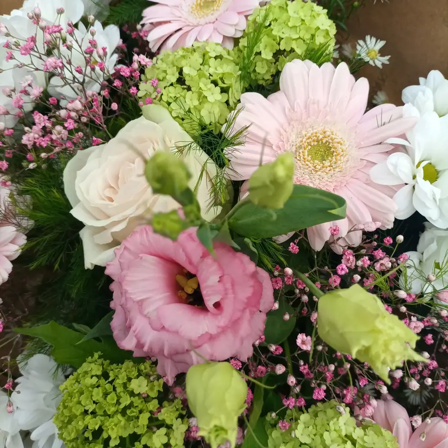 Bouquet et composition florale réalisée par MC Maison des Créations, fleuriste à Beuvrages