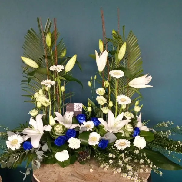 Bouquet et composition florale réalisée par MC Maison des Créations, fleuriste à Beuvrages