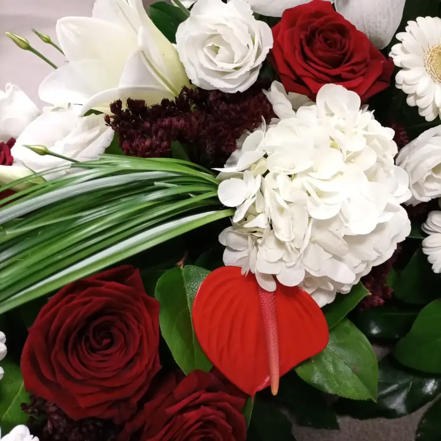Bouquet et composition florale réalisée par MC Maison des Créations, fleuriste à Beuvrages