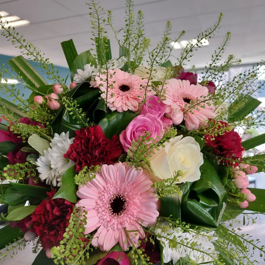 Bouquet et composition florale réalisée par MC Maison des Créations, fleuriste à Beuvrages