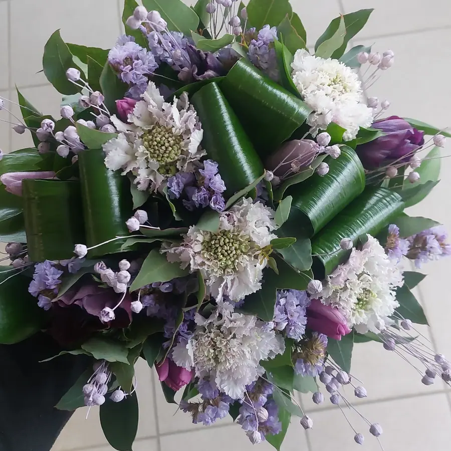 Bouquet et composition florale réalisée par MC Maison des Créations, fleuriste à Beuvrages