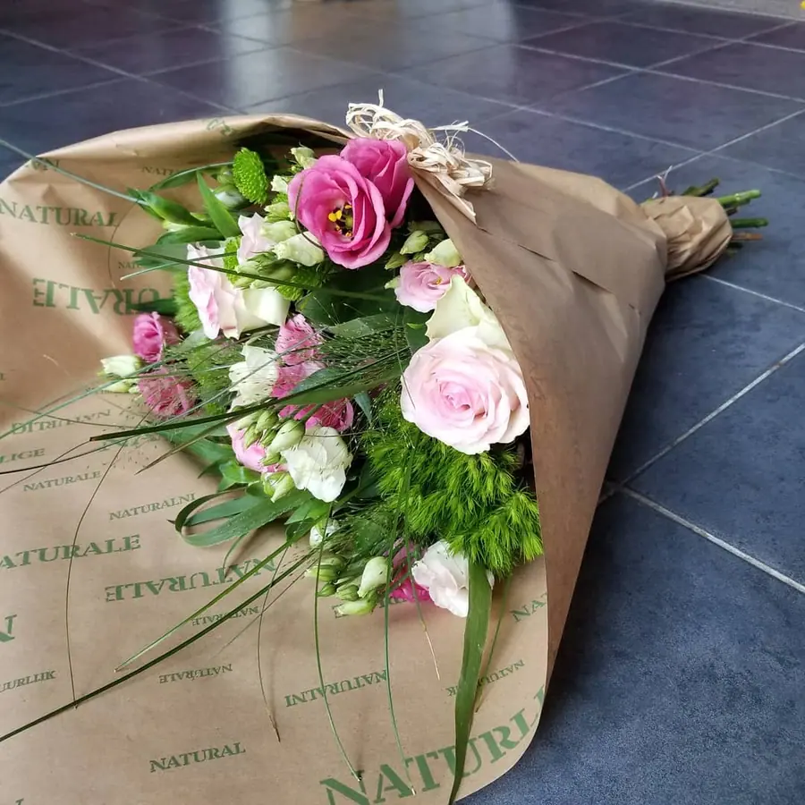 Gros plan de fleurs fraîches réalisée par MC Maison des Créations, fleuriste à Beuvrages