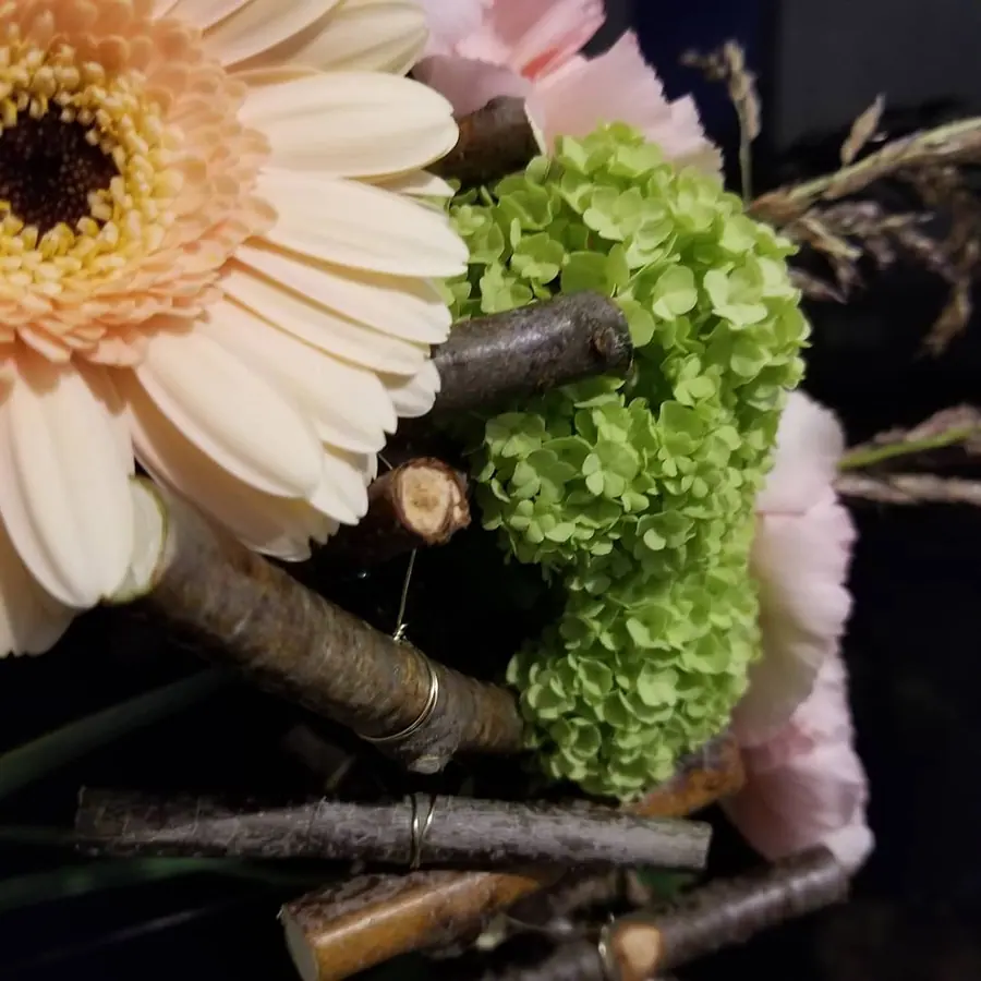 Gros plan de fleurs fraîches réalisée par MC Maison des Créations, fleuriste à Beuvrages