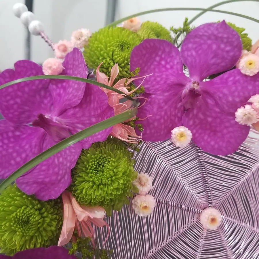 Gros plan de fleurs fraîches réalisée par MC Maison des Créations, fleuriste à Beuvrages