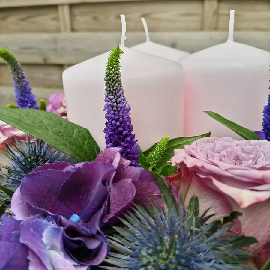 Gros plan de fleurs fraîches réalisée par MC Maison des Créations, fleuriste à Beuvrages