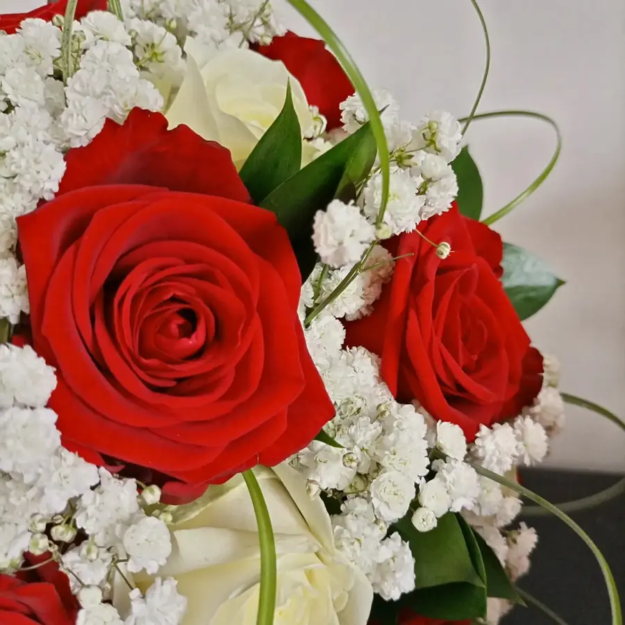 Gros plan de fleurs fraîches réalisée par MC Maison des Créations, fleuriste à Beuvrages