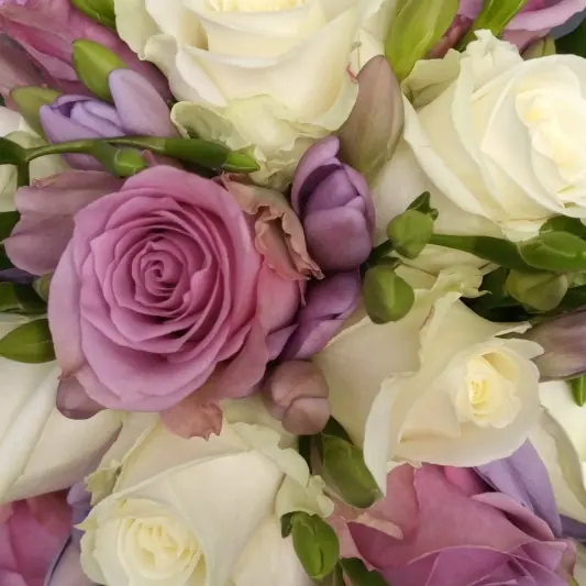 Gros plan de fleurs fraîches réalisée par MC Maison des Créations, fleuriste à Beuvrages