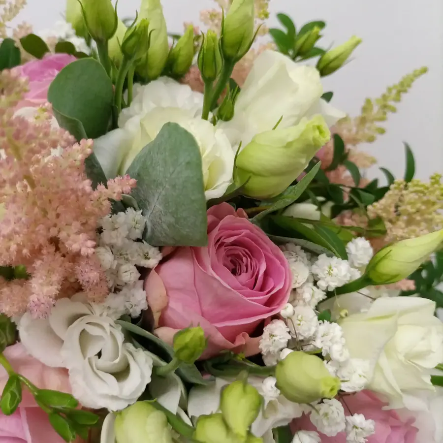 Gros plan de fleurs fraîches réalisée par MC Maison des Créations, fleuriste à Beuvrages
