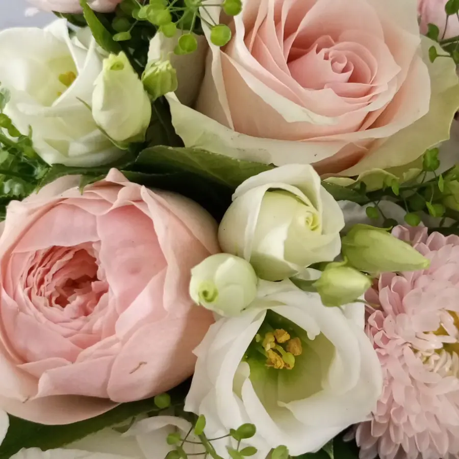 Gros plan de fleurs fraîches réalisée par MC Maison des Créations, fleuriste à Beuvrages