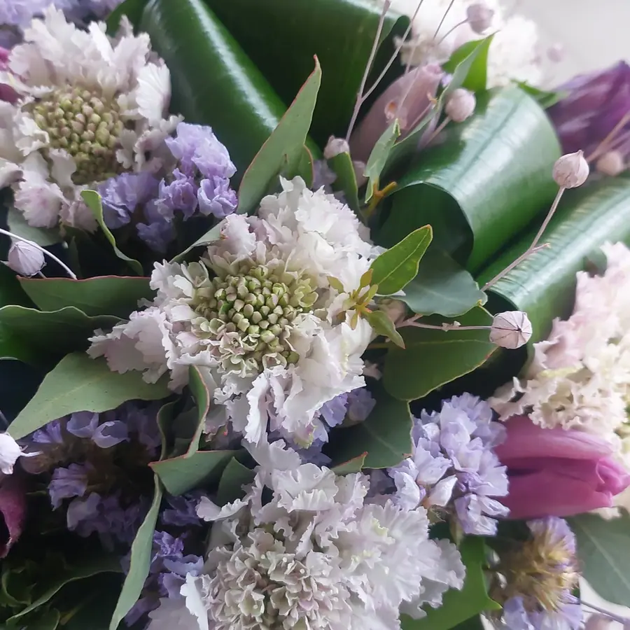 Gros plan de fleurs fraîches réalisée par MC Maison des Créations, fleuriste à Beuvrages