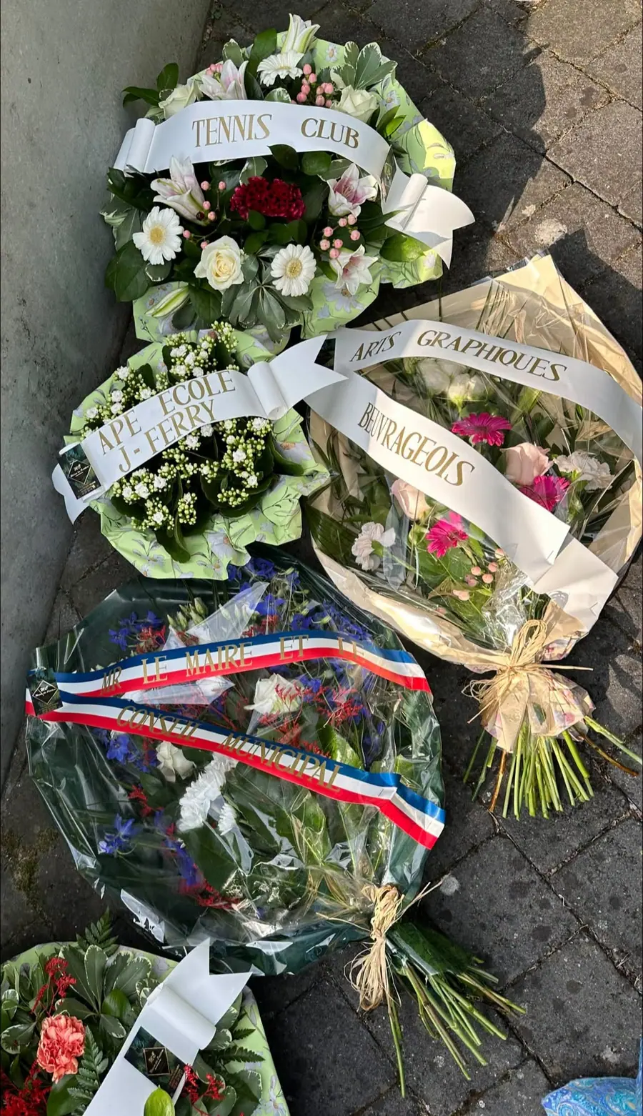 Composition florale de deuil réalisée par MC Maison des Créations, fleuriste à Beuvrages