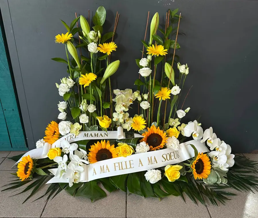 Composition florale de deuil réalisée par MC Maison des Créations, fleuriste à Beuvrages