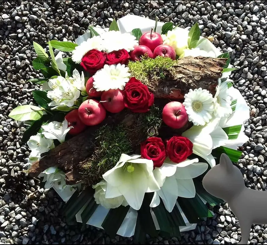 Composition florale de deuil réalisée par MC Maison des Créations, fleuriste à Beuvrages