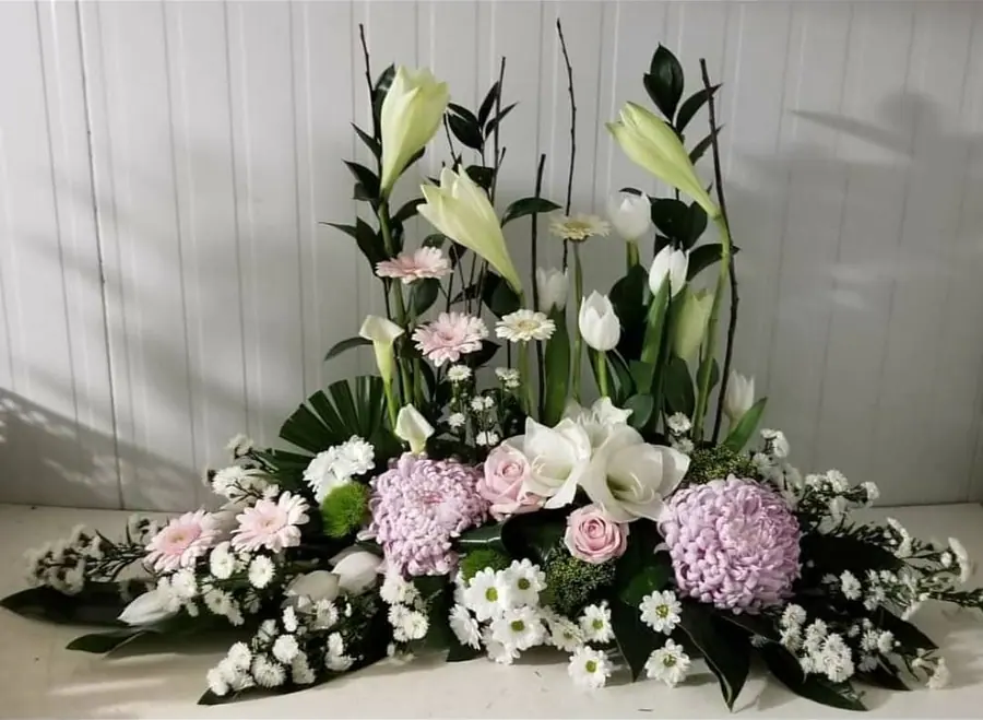 Composition florale de deuil réalisée par MC Maison des Créations, fleuriste à Beuvrages