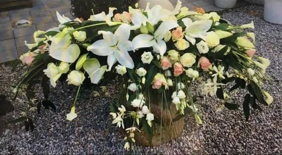 Composition florale de deuil réalisée par MC Maison des Créations, fleuriste à Beuvrages