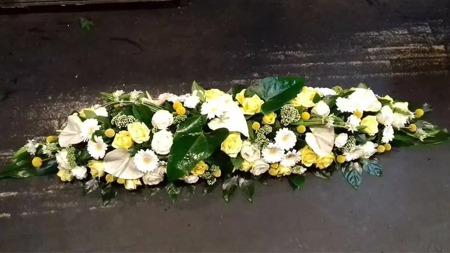 Composition florale de deuil réalisée par MC Maison des Créations, fleuriste à Beuvrages