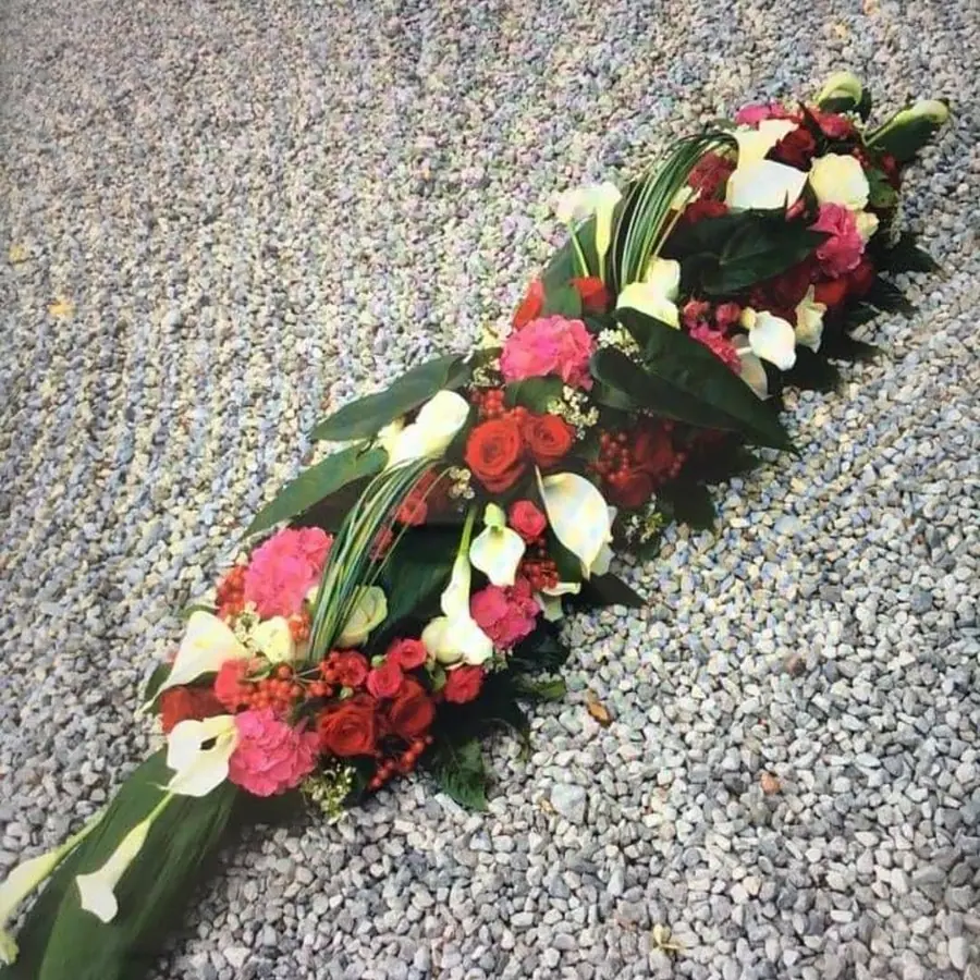 Composition florale de deuil réalisée par MC Maison des Créations, fleuriste à Beuvrages