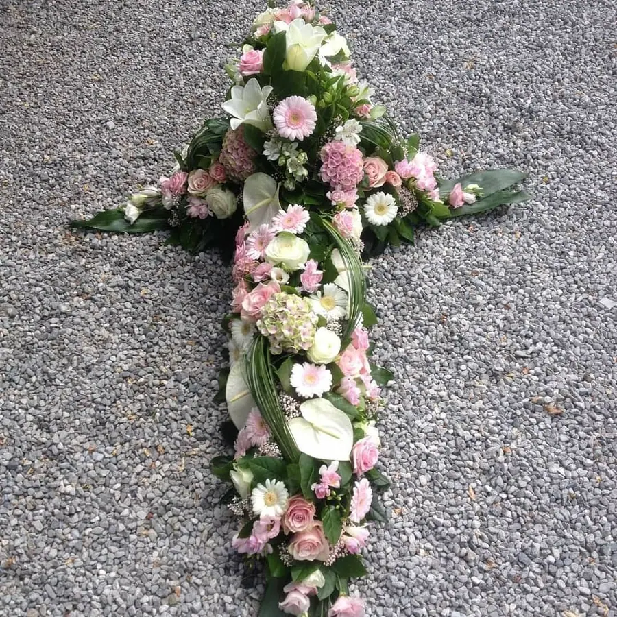 Composition florale de deuil réalisée par MC Maison des Créations, fleuriste à Beuvrages