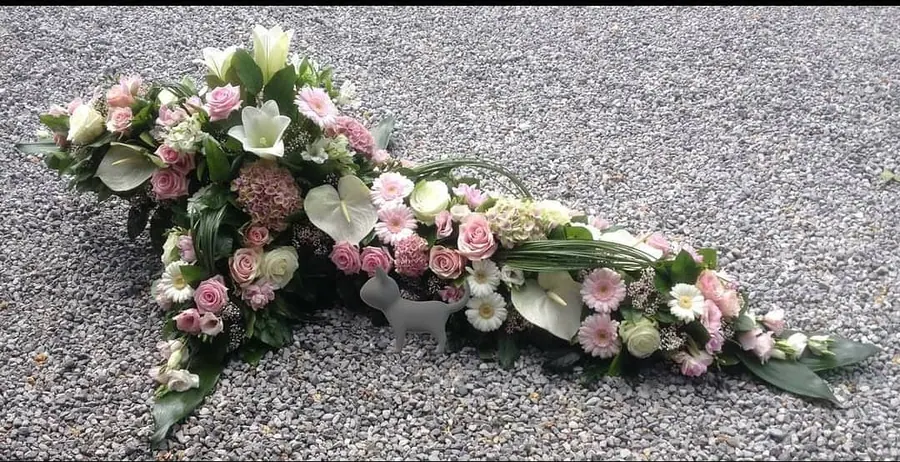 Composition florale de deuil réalisée par MC Maison des Créations, fleuriste à Beuvrages