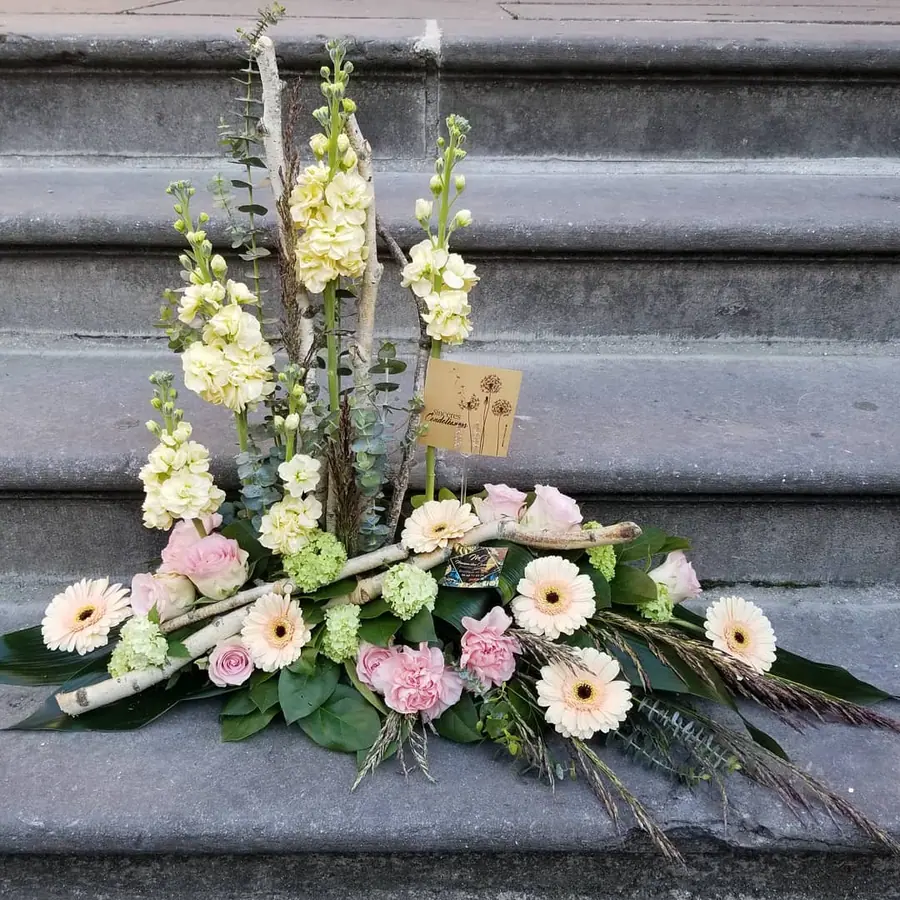 Composition florale de deuil réalisée par MC Maison des Créations, fleuriste à Beuvrages