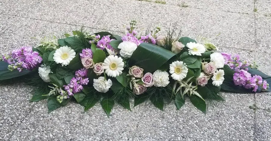 Composition florale de deuil réalisée par MC Maison des Créations, fleuriste à Beuvrages