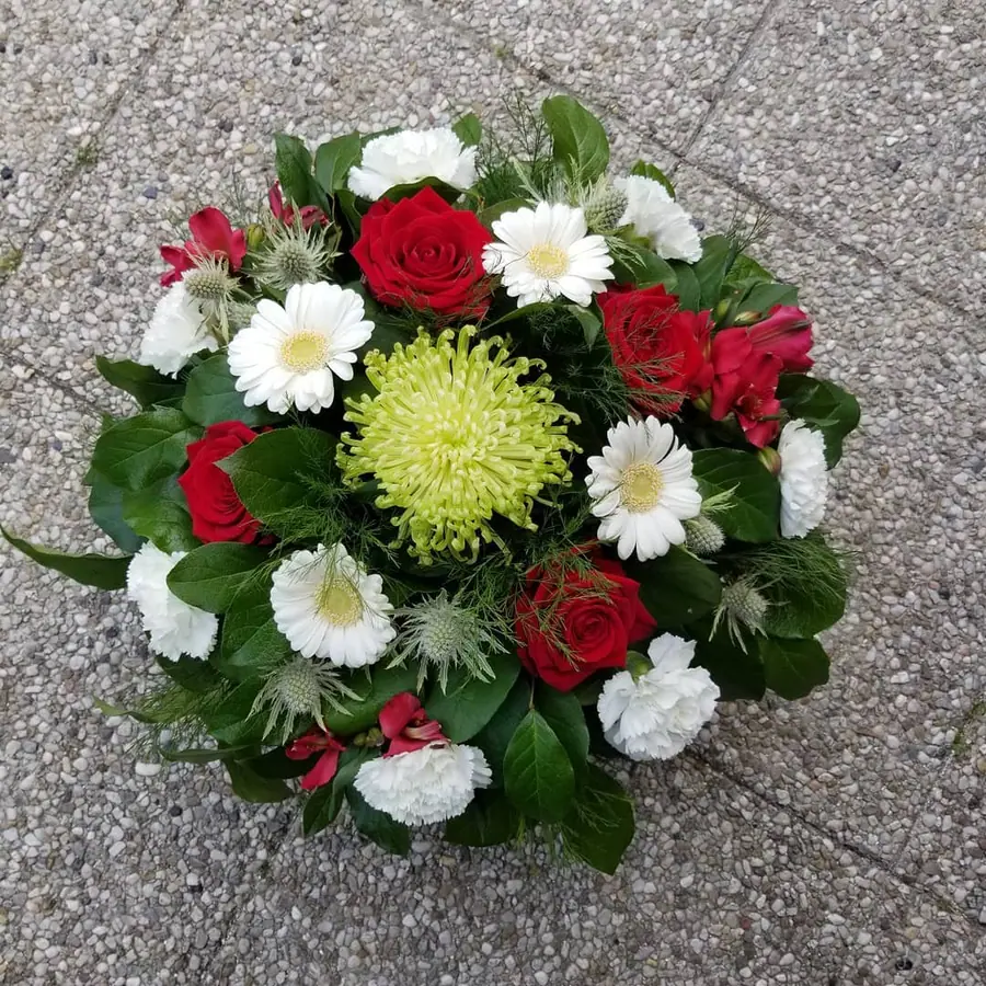 Composition florale de deuil réalisée par MC Maison des Créations, fleuriste à Beuvrages