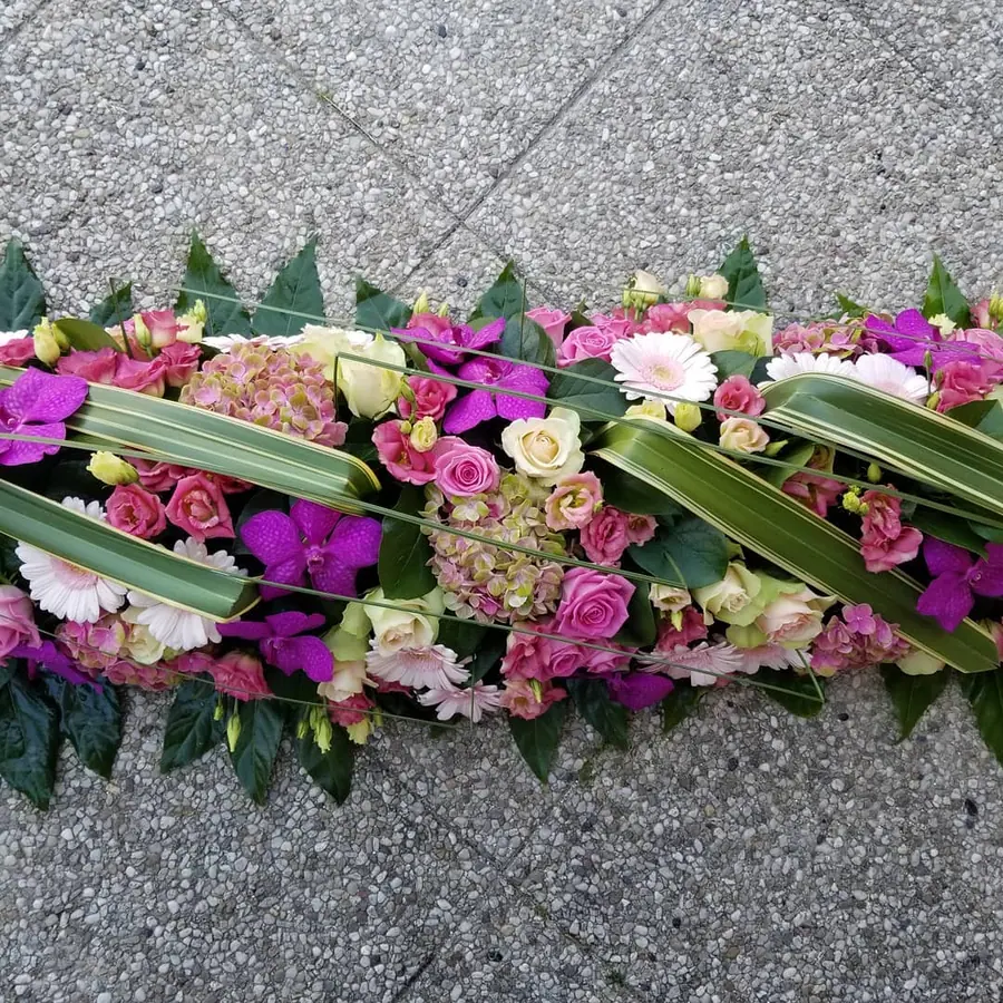 Composition florale de deuil réalisée par MC Maison des Créations, fleuriste à Beuvrages