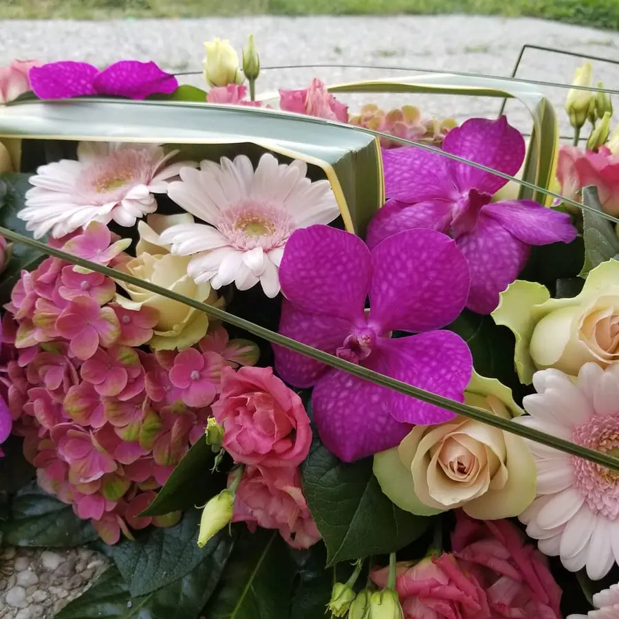 Composition florale de deuil réalisée par MC Maison des Créations, fleuriste à Beuvrages