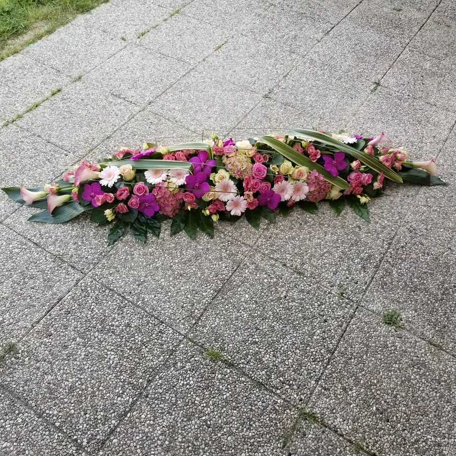 Composition florale de deuil réalisée par MC Maison des Créations, fleuriste à Beuvrages