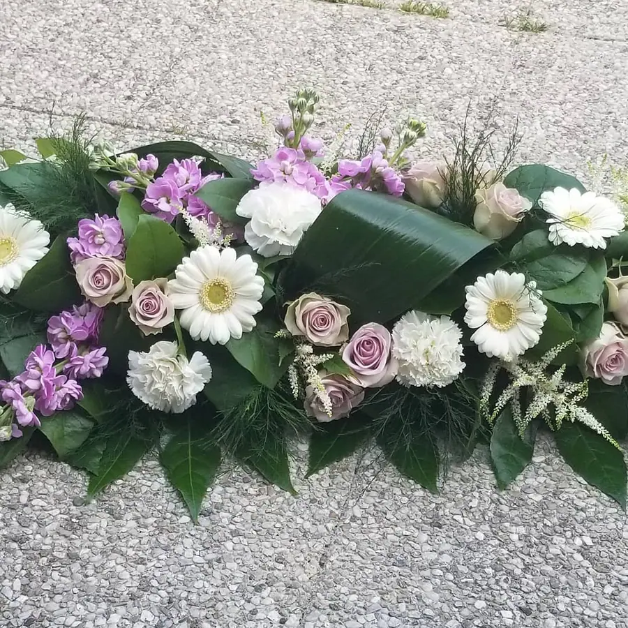 Composition florale de deuil réalisée par MC Maison des Créations, fleuriste à Beuvrages