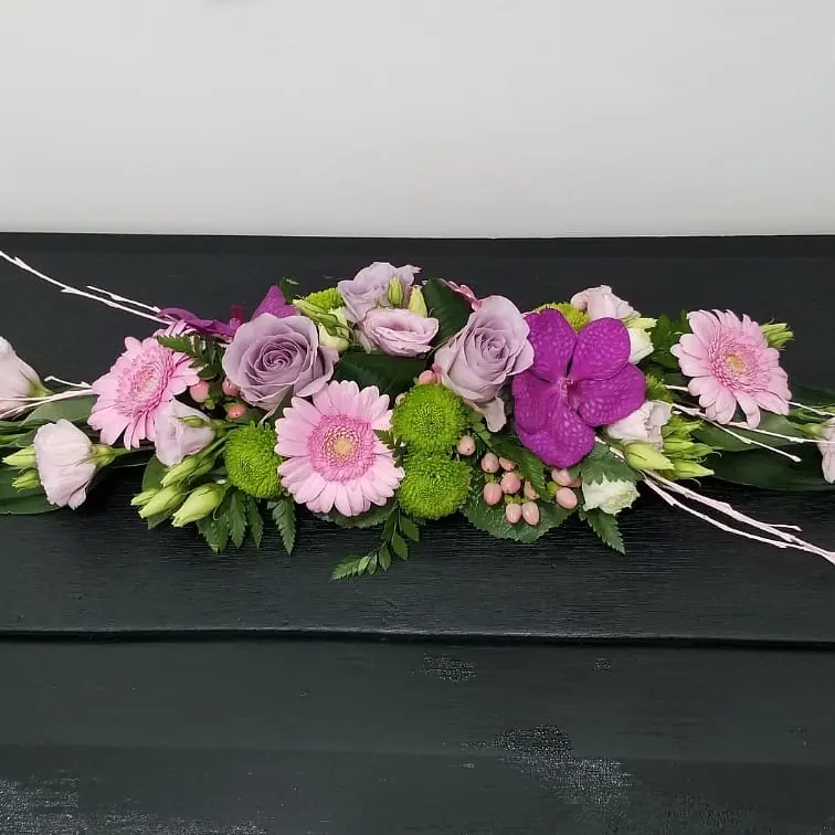 Composition florale de deuil réalisée par MC Maison des Créations, fleuriste à Beuvrages