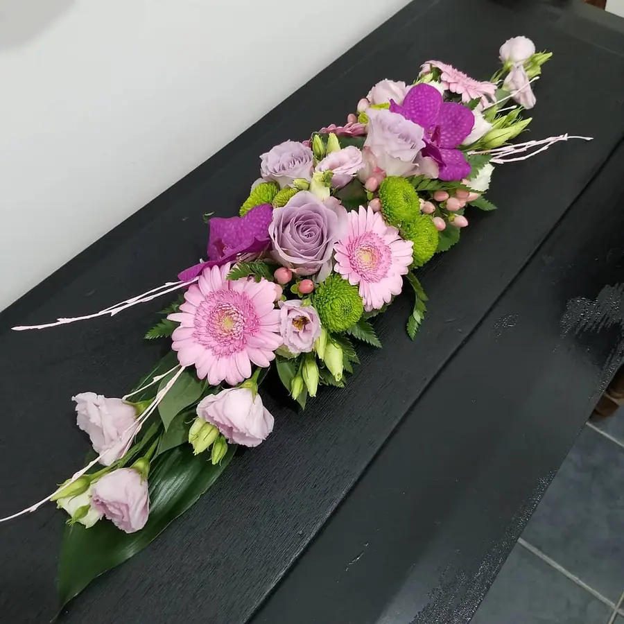 Composition florale de deuil réalisée par MC Maison des Créations, fleuriste à Beuvrages