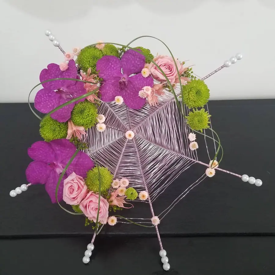 Composition florale de deuil réalisée par MC Maison des Créations, fleuriste à Beuvrages