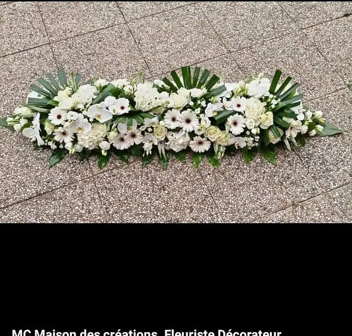 Composition florale de deuil réalisée par MC Maison des Créations, fleuriste à Beuvrages