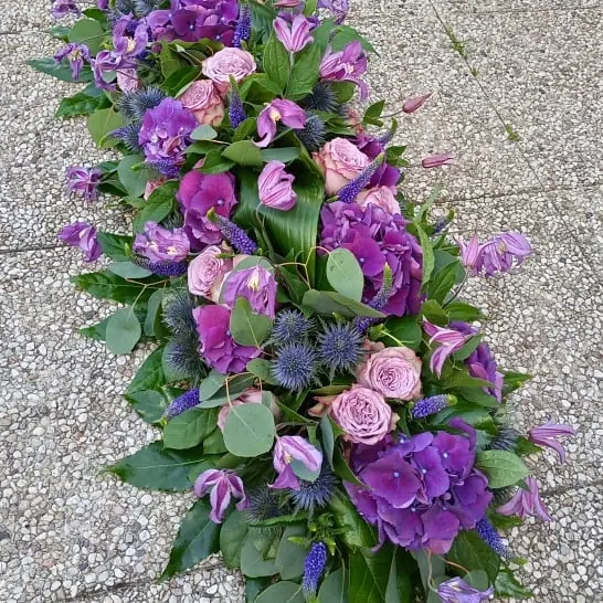 Composition florale de deuil réalisée par MC Maison des Créations, fleuriste à Beuvrages