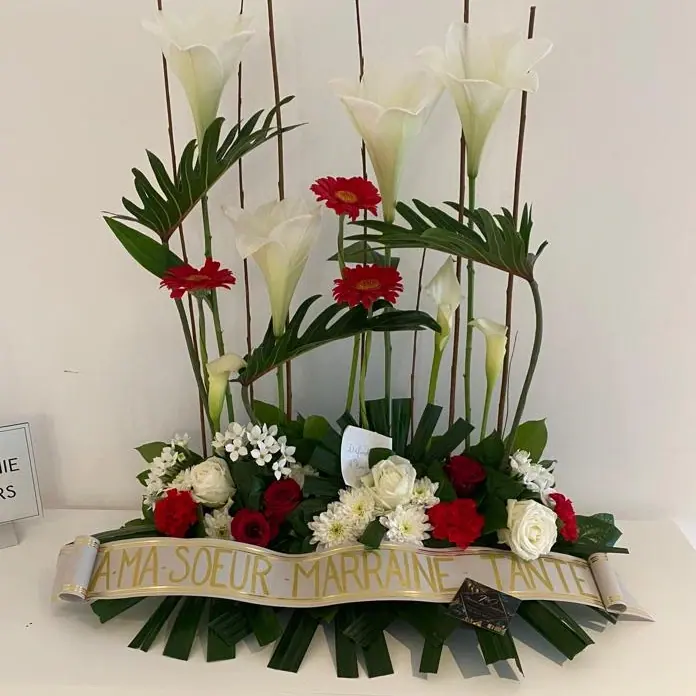Composition florale de deuil réalisée par MC Maison des Créations, fleuriste à Beuvrages