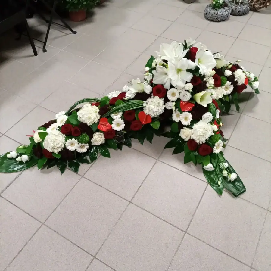 Composition florale de deuil réalisée par MC Maison des Créations, fleuriste à Beuvrages