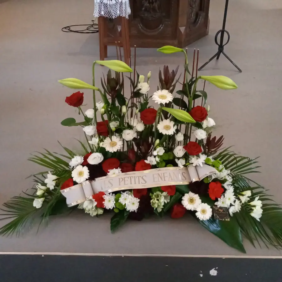 Composition florale de deuil réalisée par MC Maison des Créations, fleuriste à Beuvrages