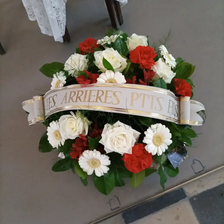 Composition florale de deuil réalisée par MC Maison des Créations, fleuriste à Beuvrages